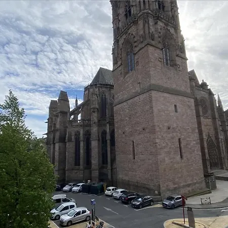 Rodez, au pied de la Cathédrale. Rodez